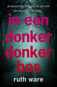 in een donker donker bos